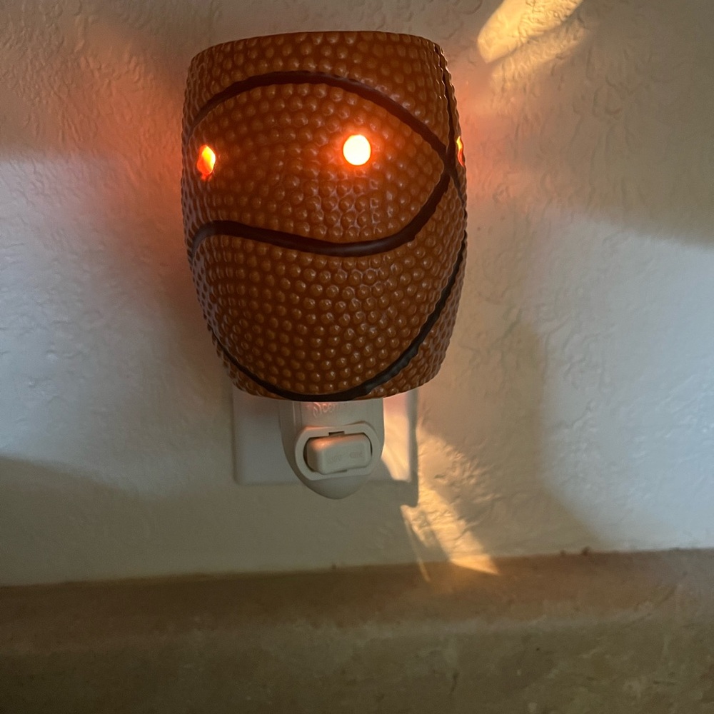 Scentsy Slam Dunk wall warmer